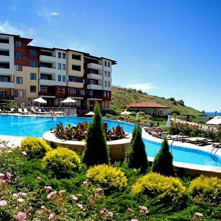 Lavish, Poolside 2 Bed At Garden Of Eden Apartament